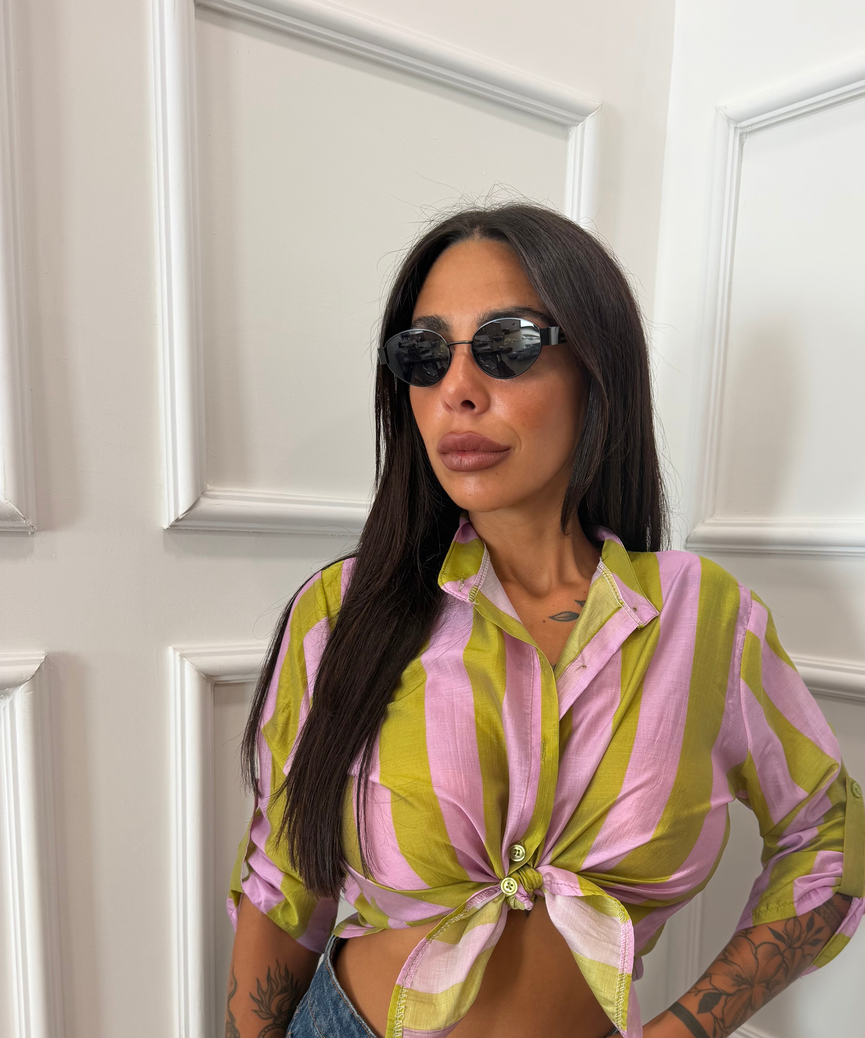Camicia a righe semivelata