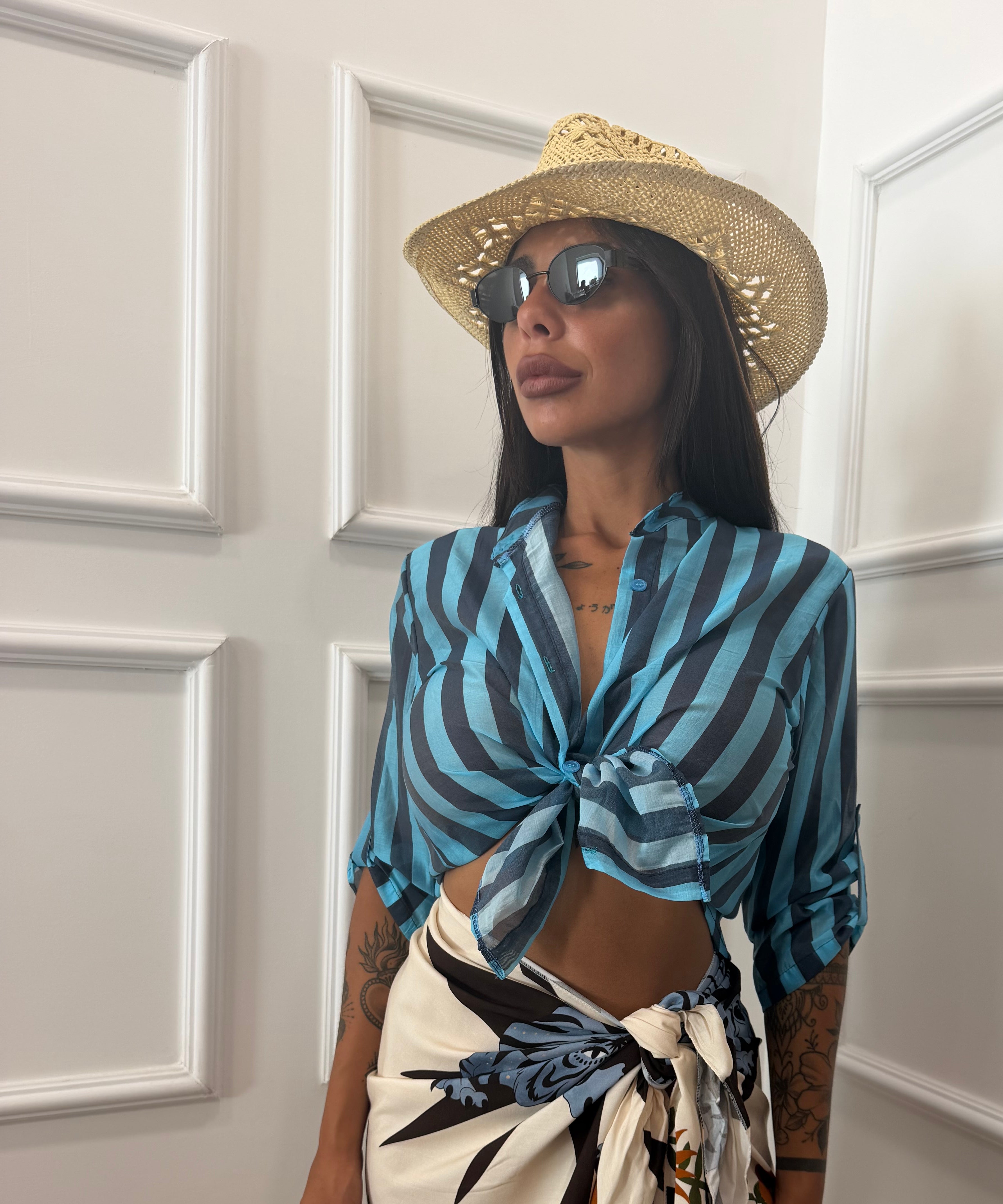 Camicia a righe semivelata