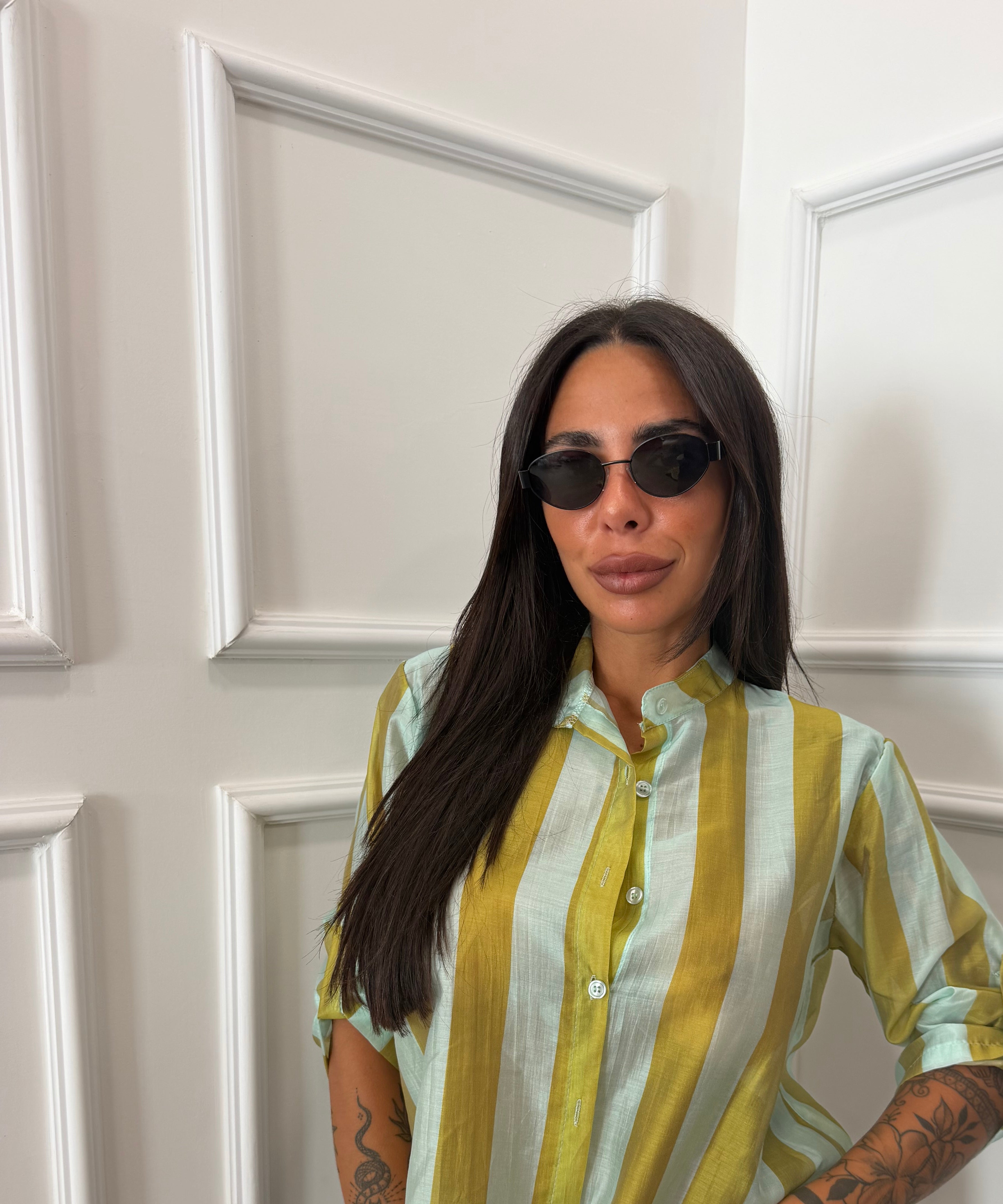 Camicia a righe semivelata