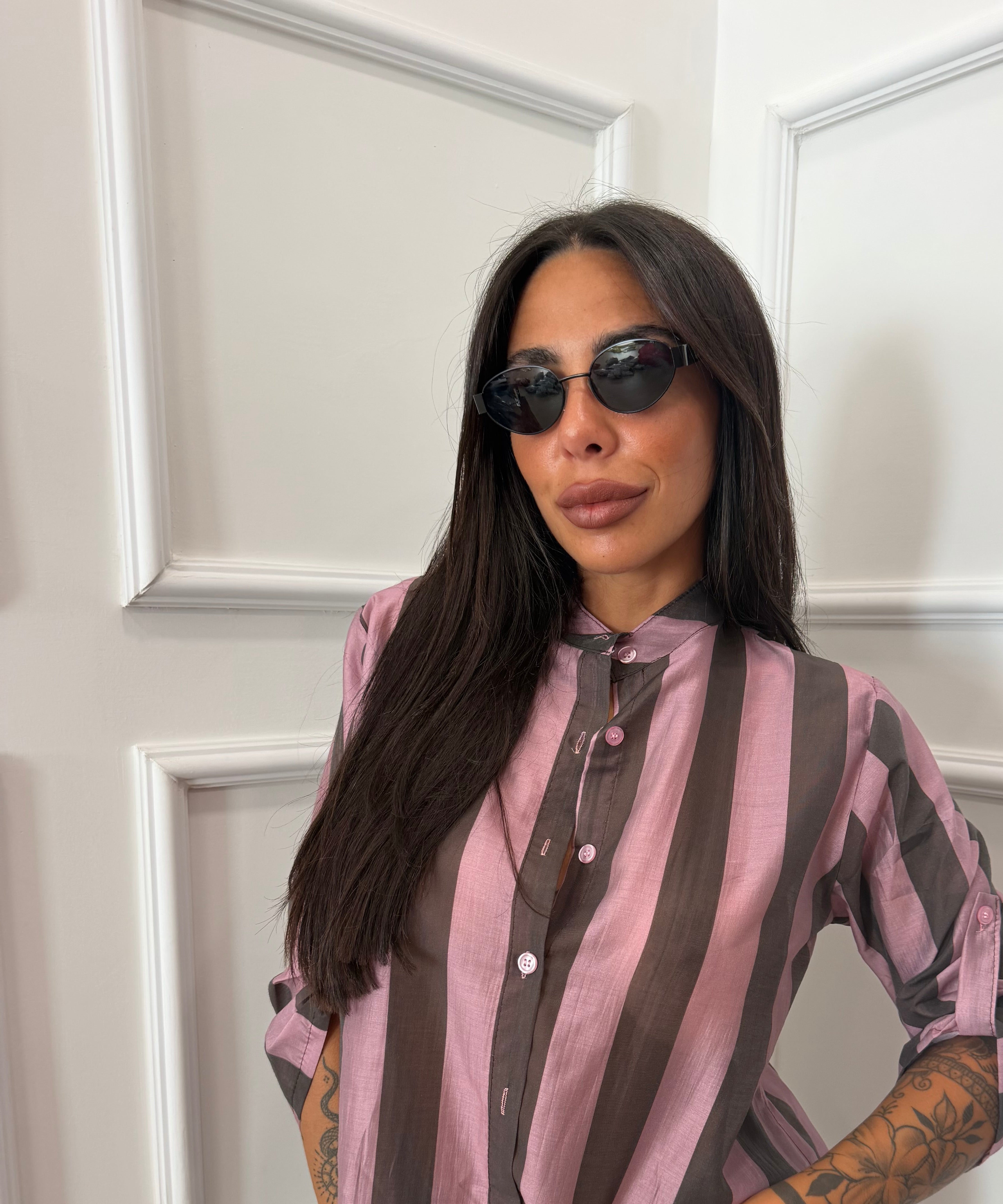 Camicia a righe semivelata
