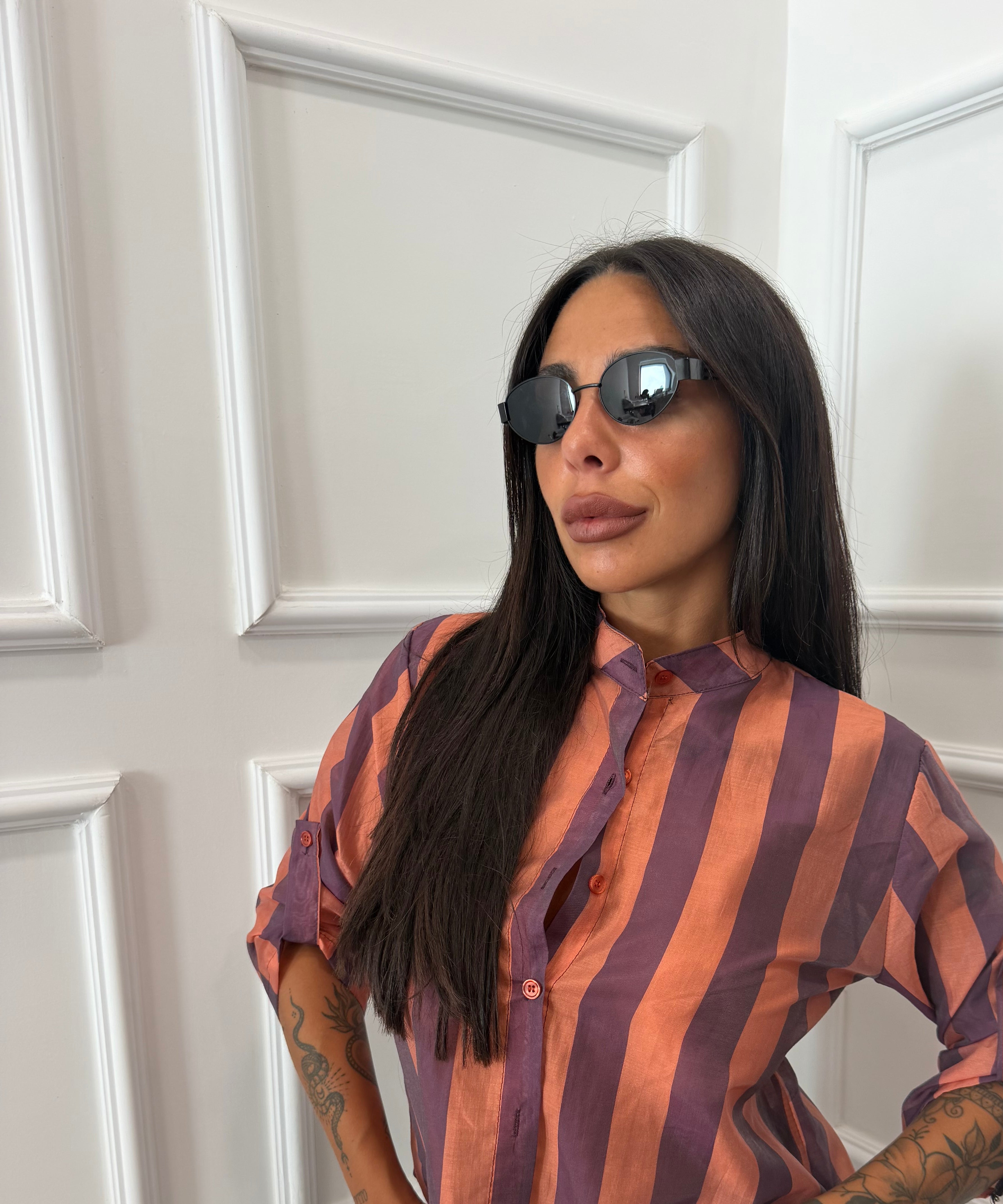 Camicia a righe semivelata